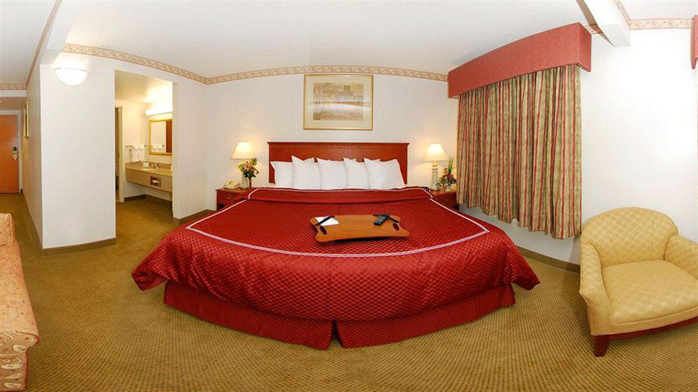 Four Points By Sheraton Raleigh Arena Екстериор снимка